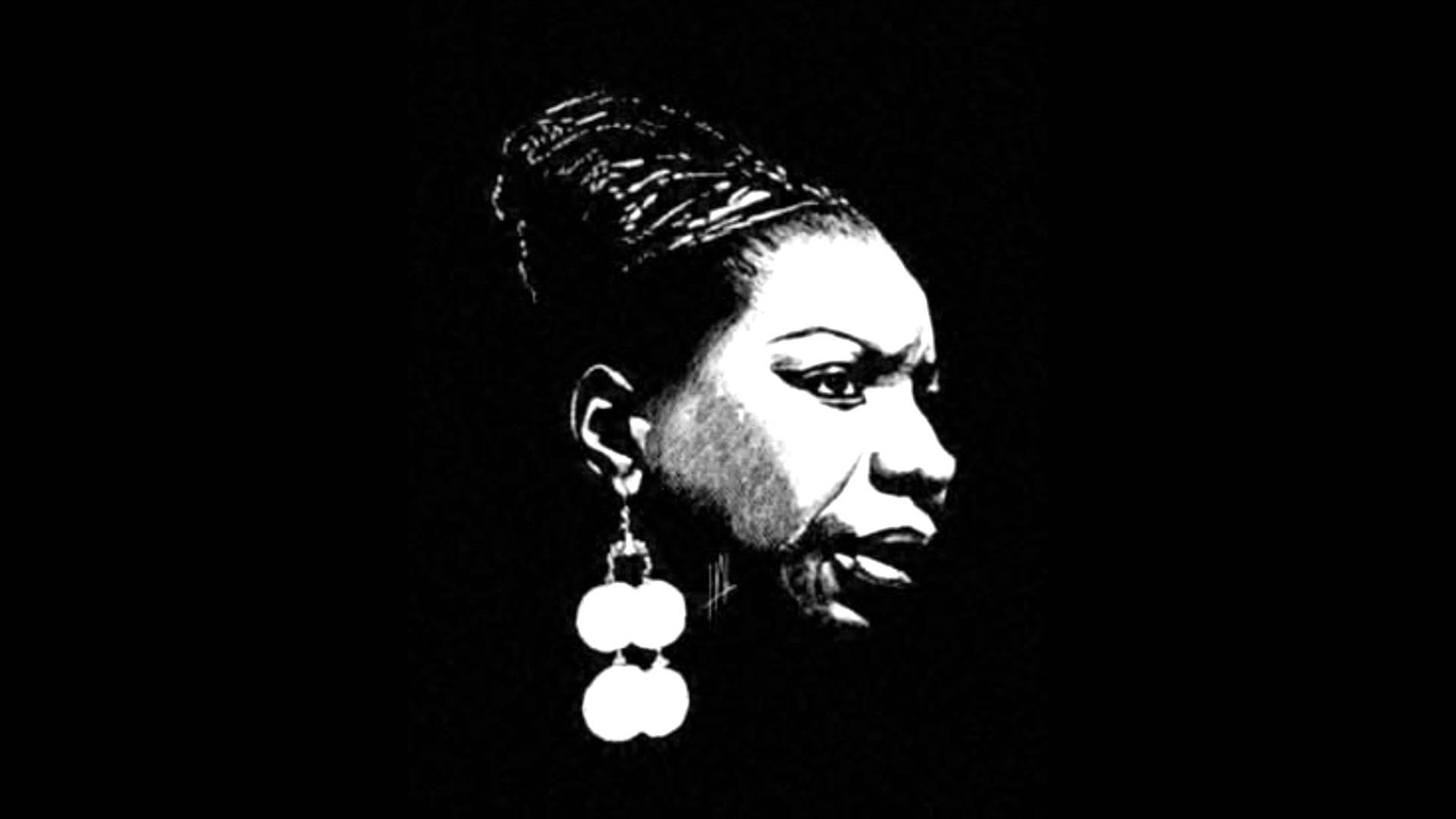 美國音樂家 Nina Simone 筆畫藝術 壁紙 — 一幅引人注目的黑白肖像，側面描繪一位女性，帶有複雜辮子和垂墜耳環，背景為深色。