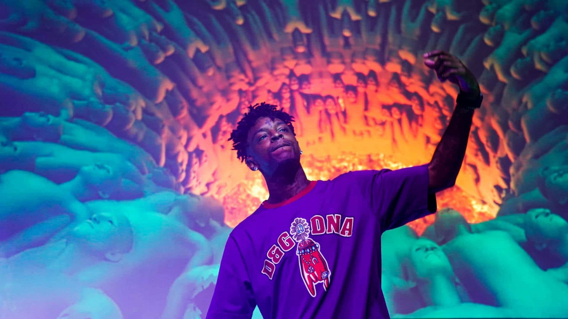 美國饒舌歌手 21 Savage 沉思其音樂事業 壁紙 — 一名穿著紫色襯衫的男子自信地站立，一隻手臂舉起，背景是超現實的發光橙色和藍綠色人物。