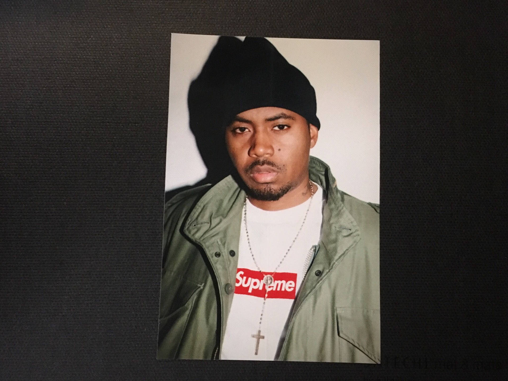 一個戴冷帽、穿Supreme T恤和十字架頸鏈的男人肖像。
