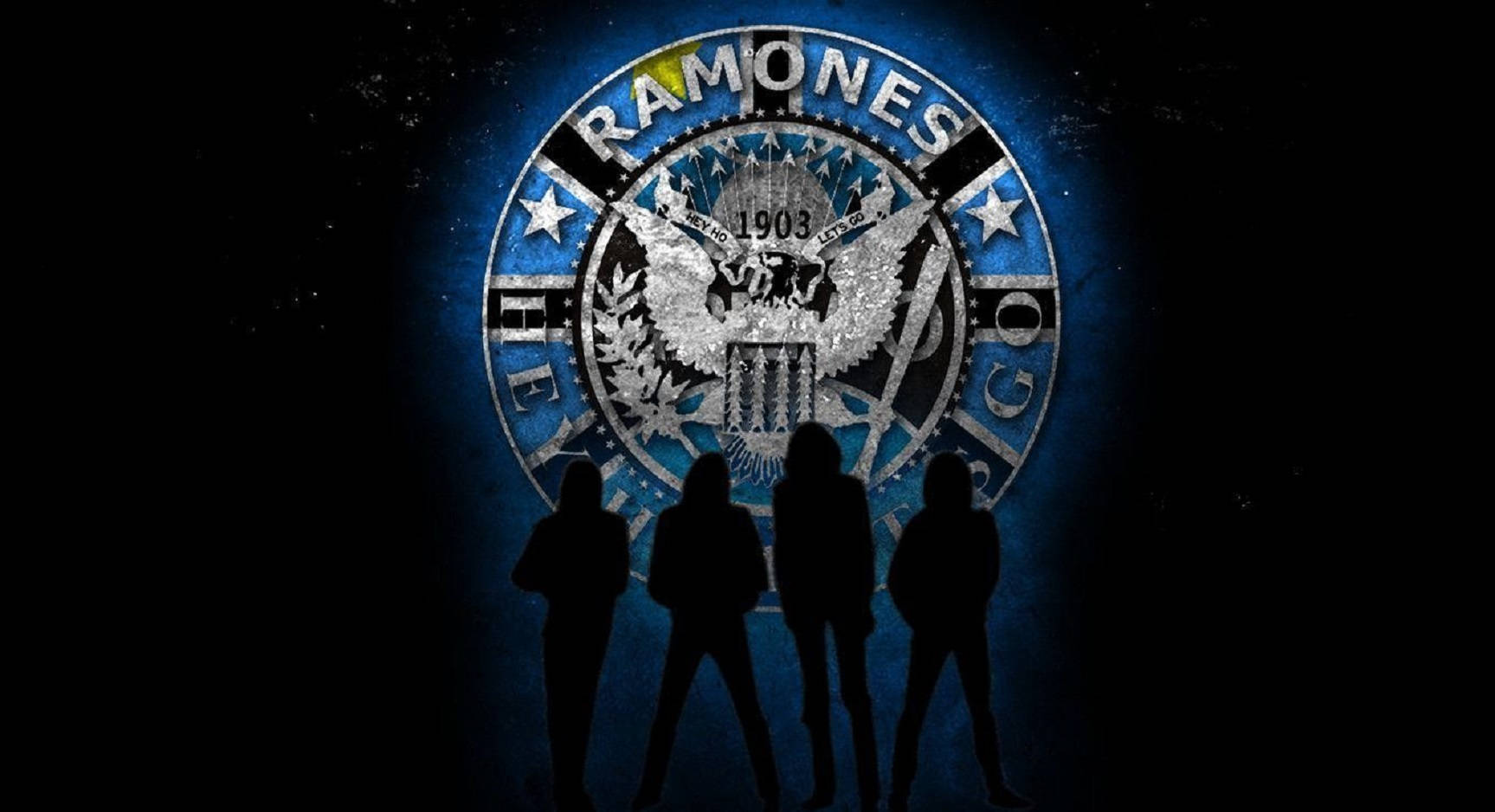 四個剪影人物在發光的Ramones樂隊標誌前。