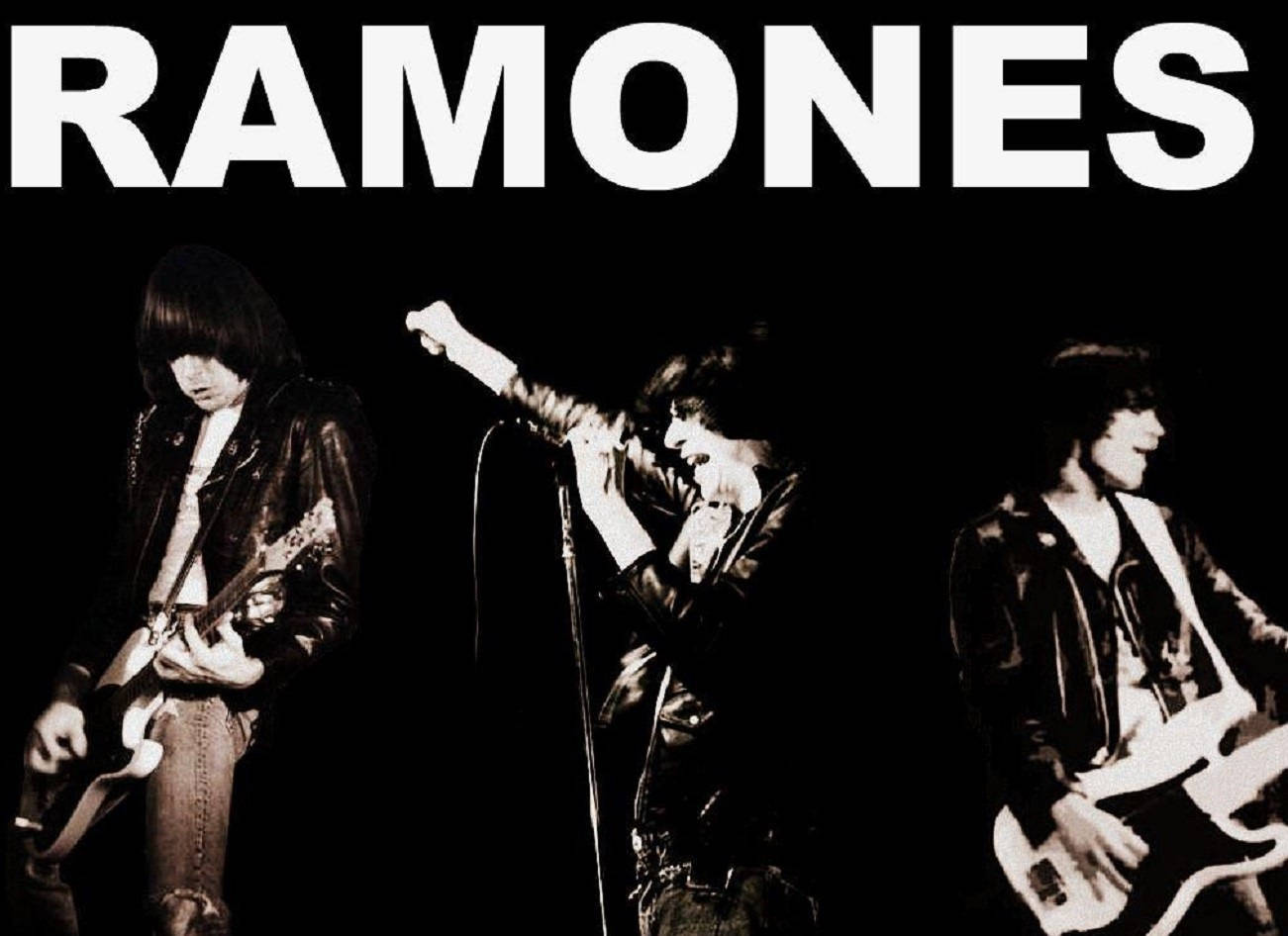 Ramones 樂隊以黑白風格現場表演，身穿皮褸並手持結他。
