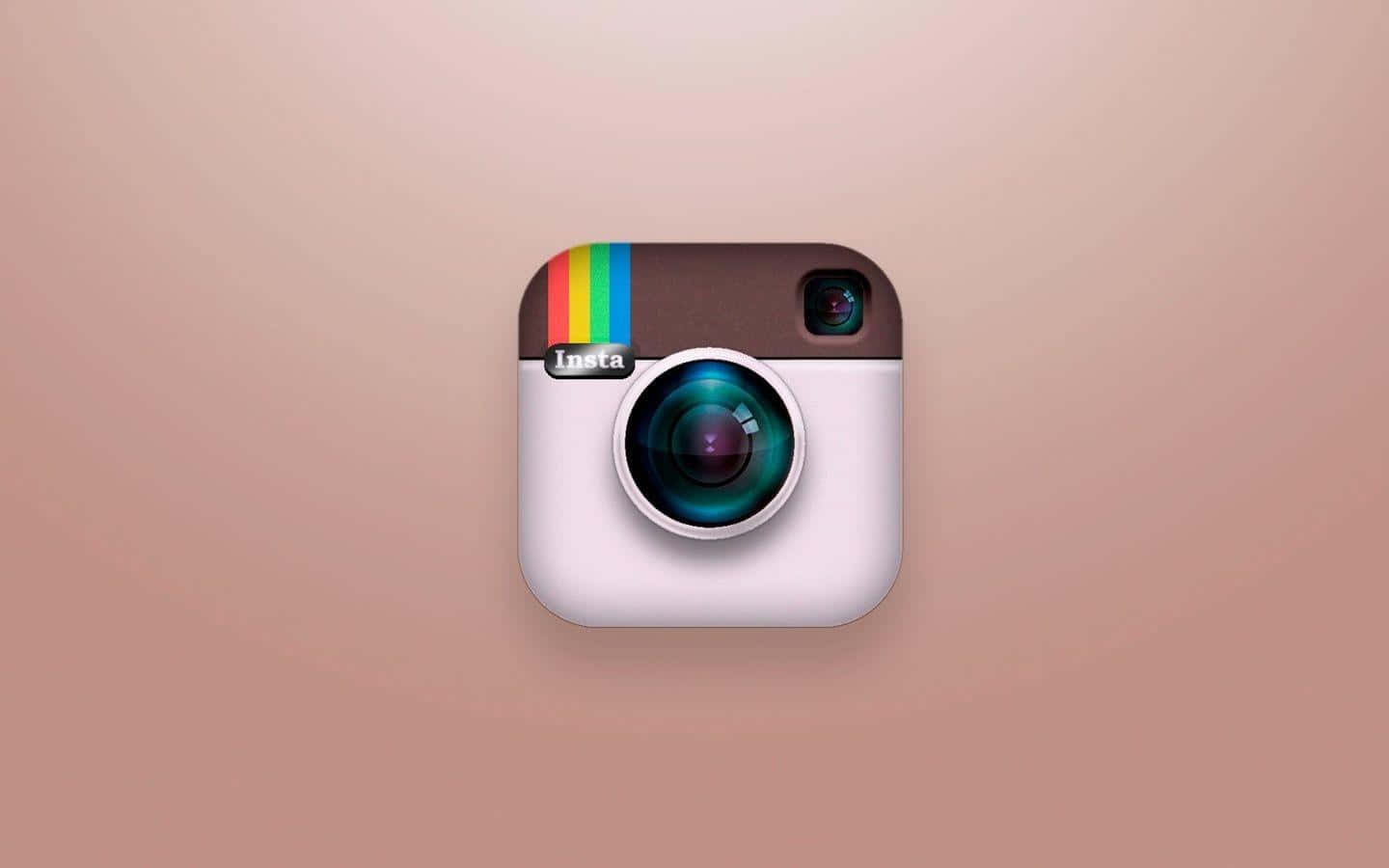 美學 Instagram 經典圖標 壁紙 — 一個帶有彩虹條紋的光澤Instagram相機圖示，居中放置在柔和的蜜桃漸變背景上。