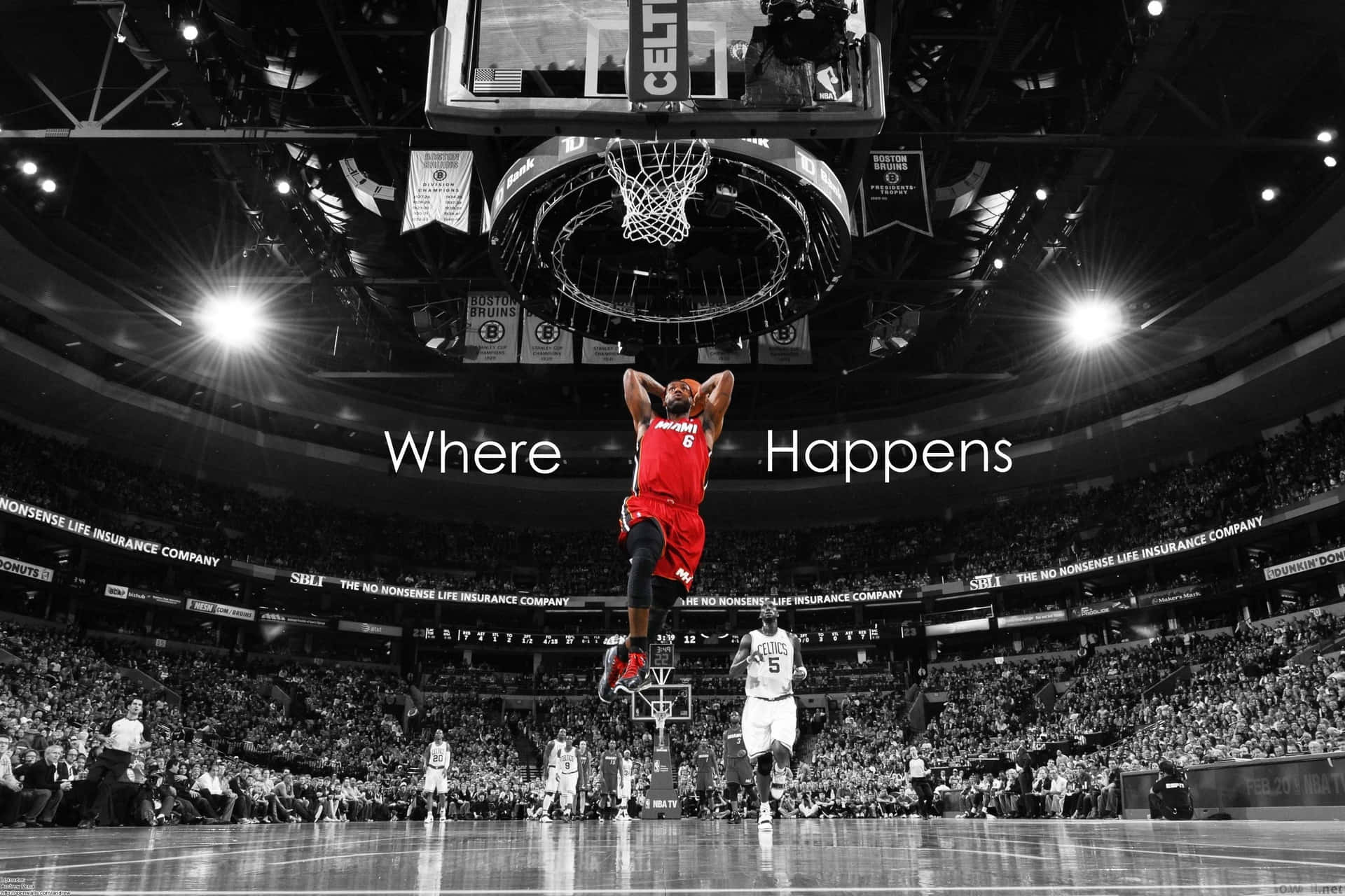 美學 NBA 灌籃 壁紙 — 一名身穿紅色球衣的籃球運動員在黑白競技場中跳向籃框，選擇性色彩突出他的球衣和運動鞋。