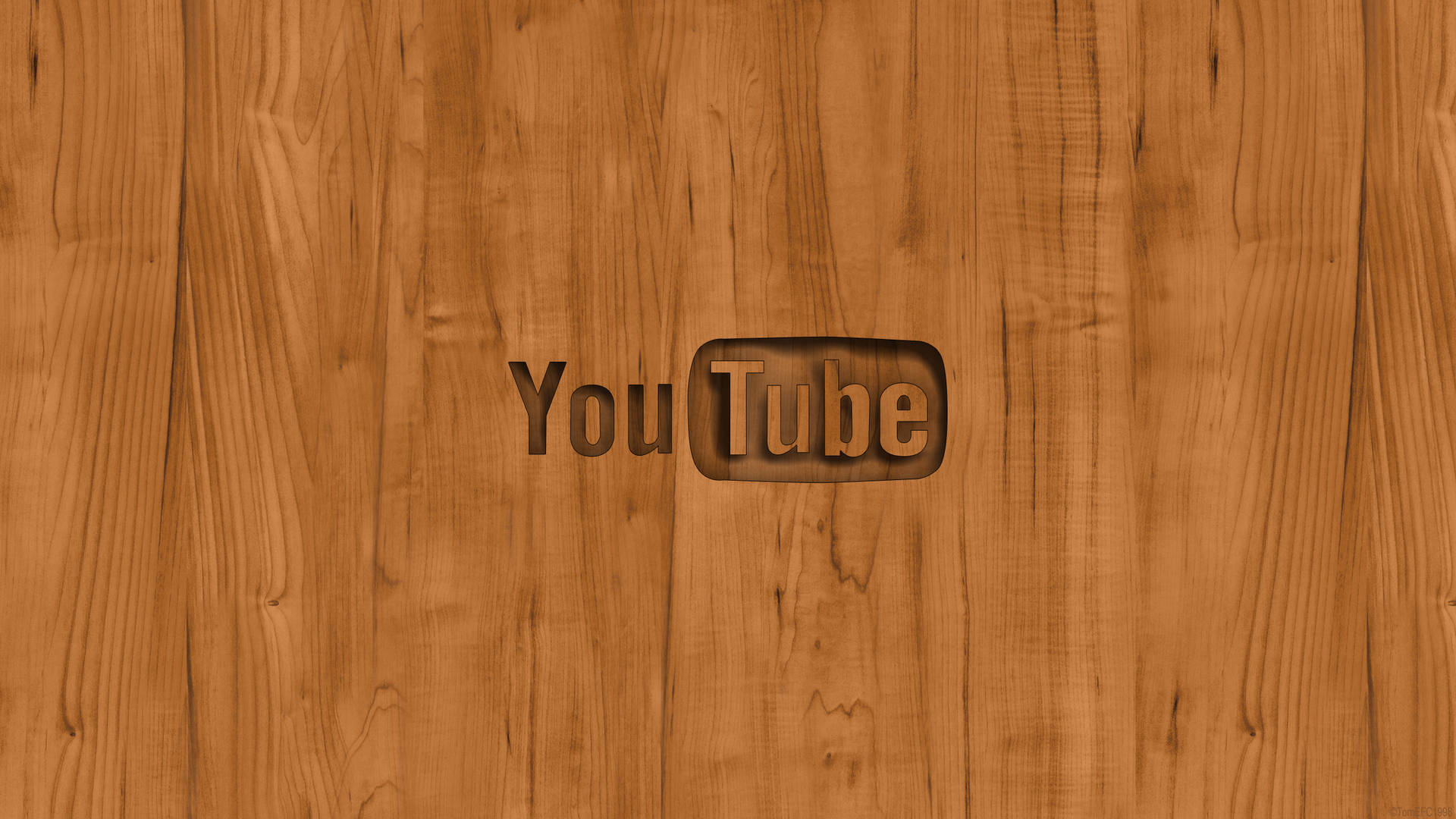 美學 YouTube 雕刻木質標誌 壁紙 — YouTube 標誌雕刻在溫暖的木板上，帶有天然木紋紋理。