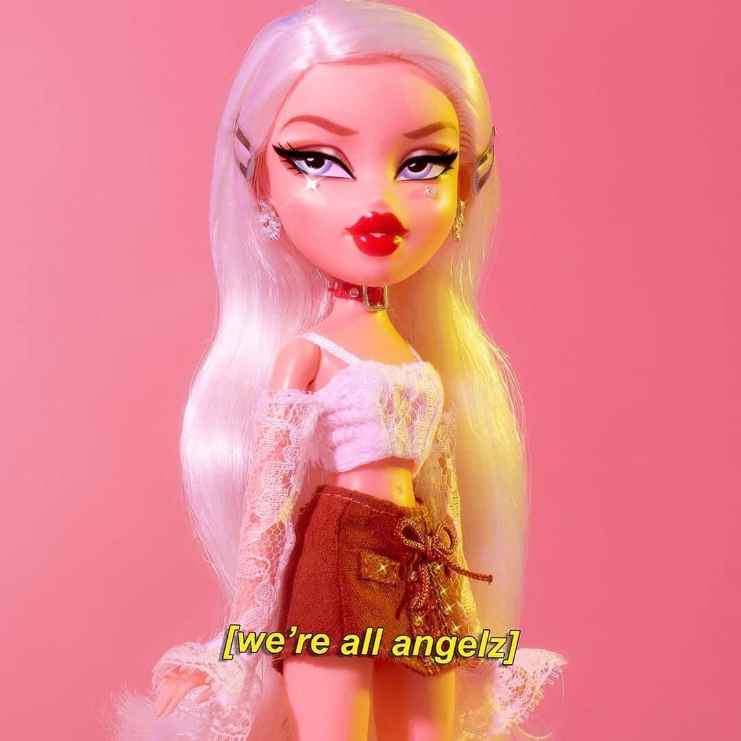 美學Bratz玩偶Chloe We're All Angelz 壁紙 — 一個擁有鉑金色頭髮和紅唇的 Bratz 公仔，在純粉紅色背景前穿著蕾絲上衣和啡色短褲擺姿勢。