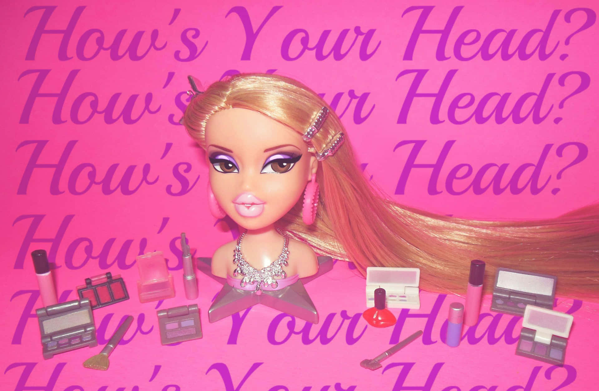 Bratz 公仔與化妝品在粉紅色背景上，帶有重複文字 — Bratz風格 壁紙