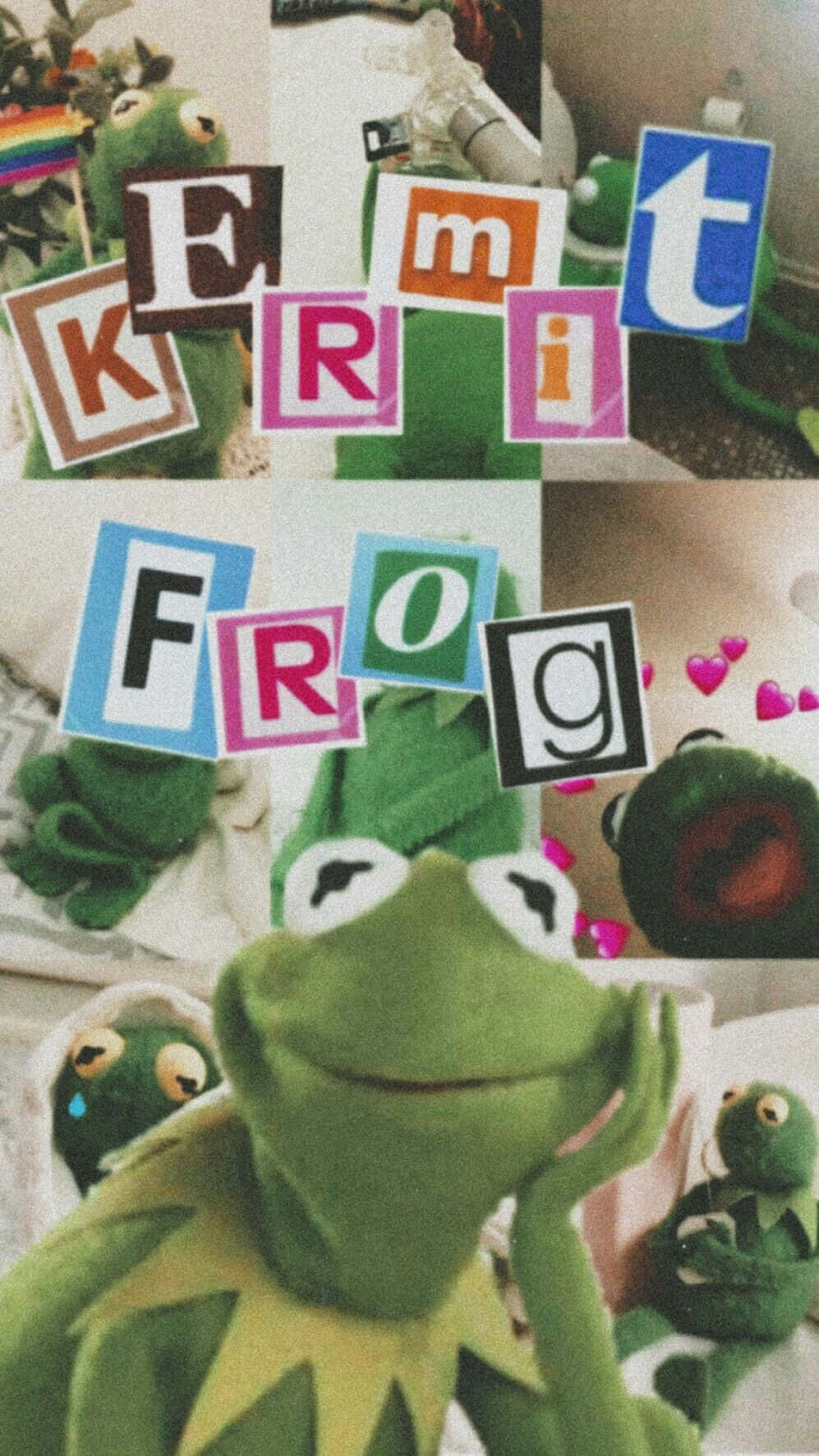 綠色Kermit the Frog毛公仔與彩色剪出字母排列，拼出Kermit Frog。
