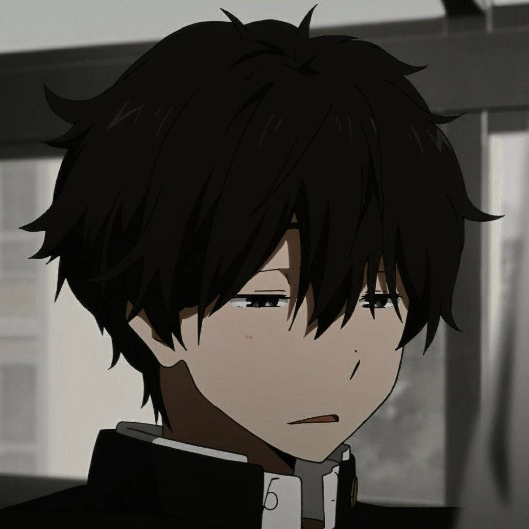 動漫男孩，黑色凌亂頭髮，表情嚴肅，身穿校服。