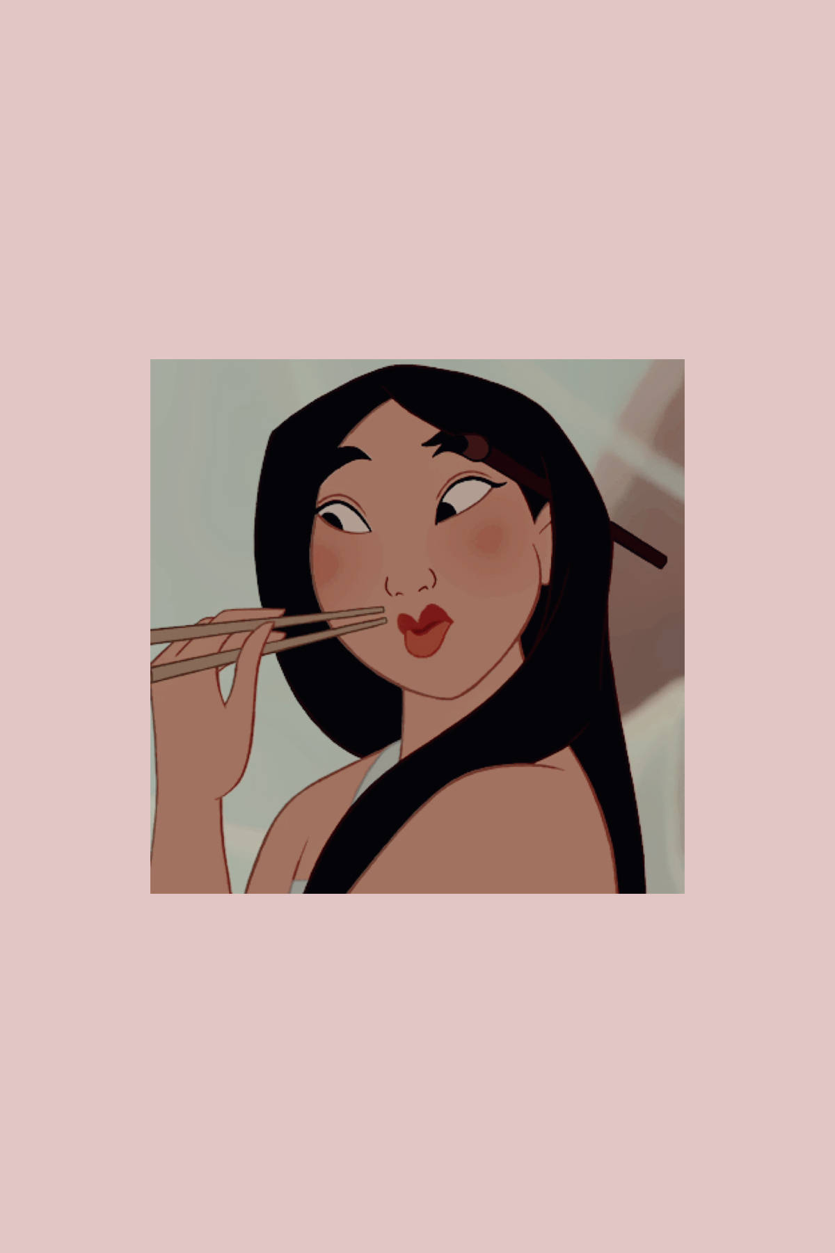 美學卡通木蘭用筷子進餐 壁紙 — 一位開心的動畫女性，長長的黑髮，在柔和的粉紅色背景前將筷子放在唇邊。