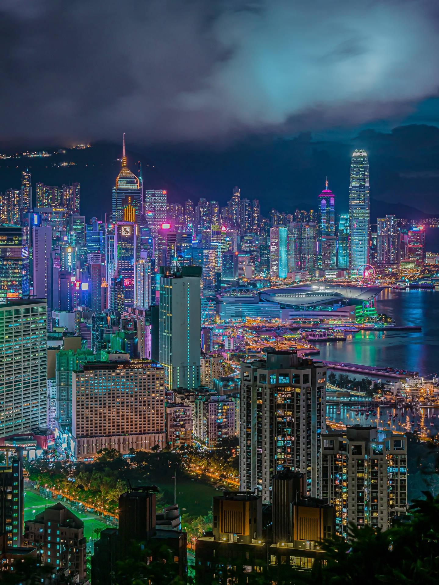 香港夜景，閃爍的摩天大樓和海港燈光。