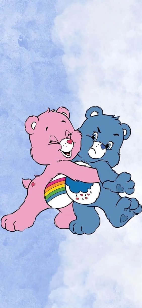 兩隻 Care Bear 喺柔軟嘅藍色雲朵天空入面擁抱。