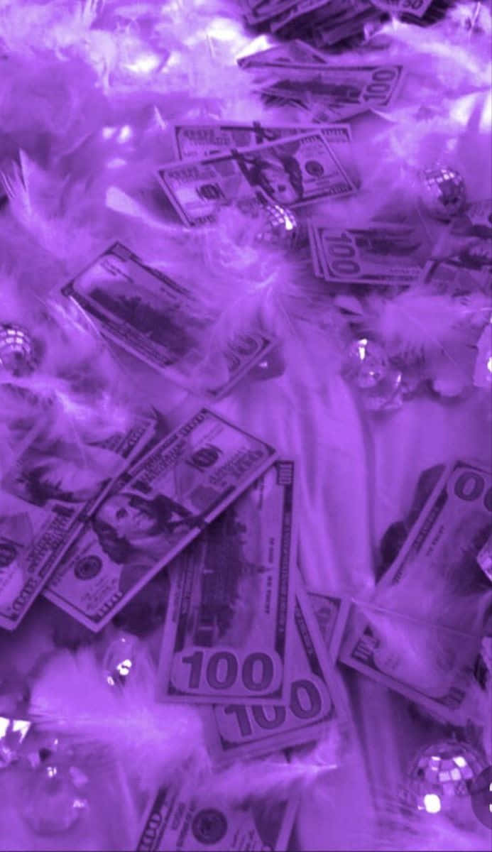紫色金錢、羽毛和迪斯科球營造出華麗而浮誇的場景。