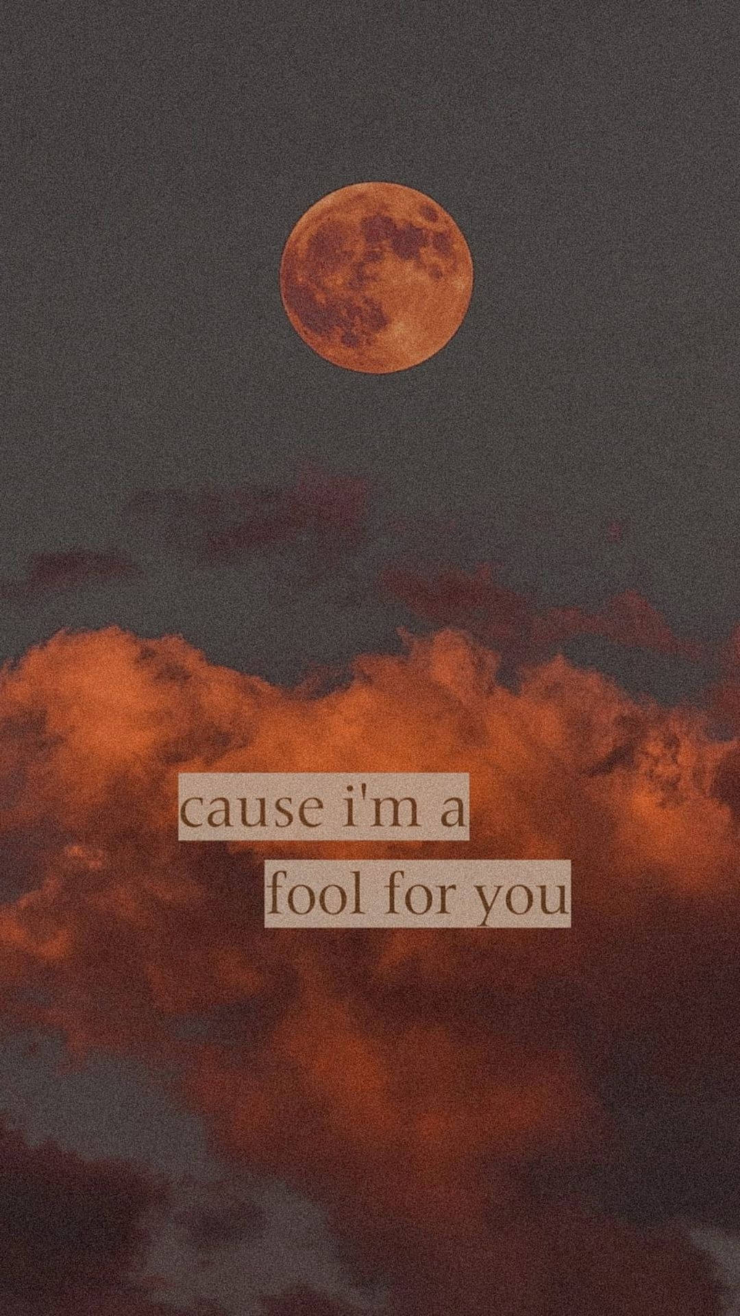 雲層之上的紅色月亮，附有文字 cause i'm a fool for you。