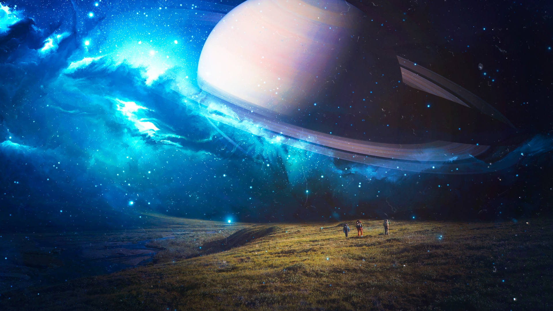 美學星系帶有地球與土星 壁紙 — 細小的人物站在長滿草的平原上，下方是一個巨大的環狀行星，在充滿活力的藍色星雲中閃耀。