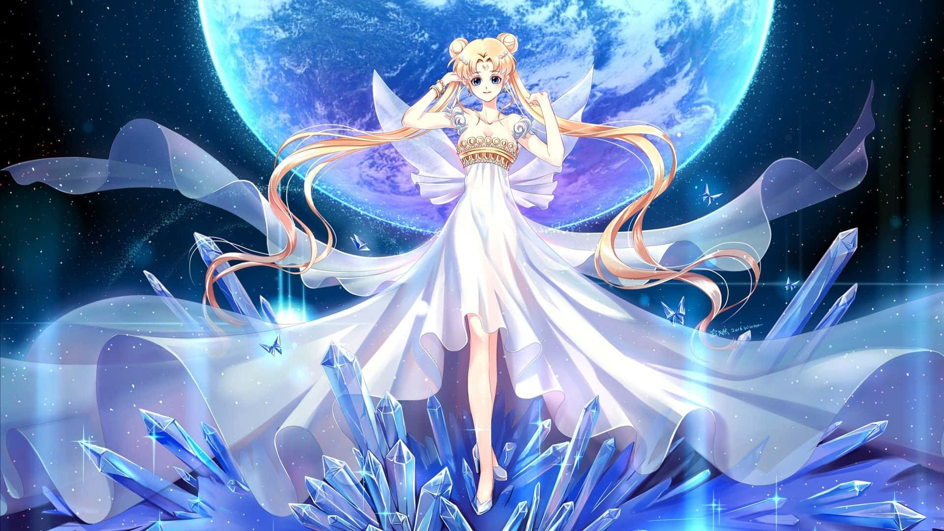美學水手月亮水晶環繞 壁紙 — 長金髮動漫少女優雅地站在發光藍色水晶上，背景是星空中的巨大月亮。