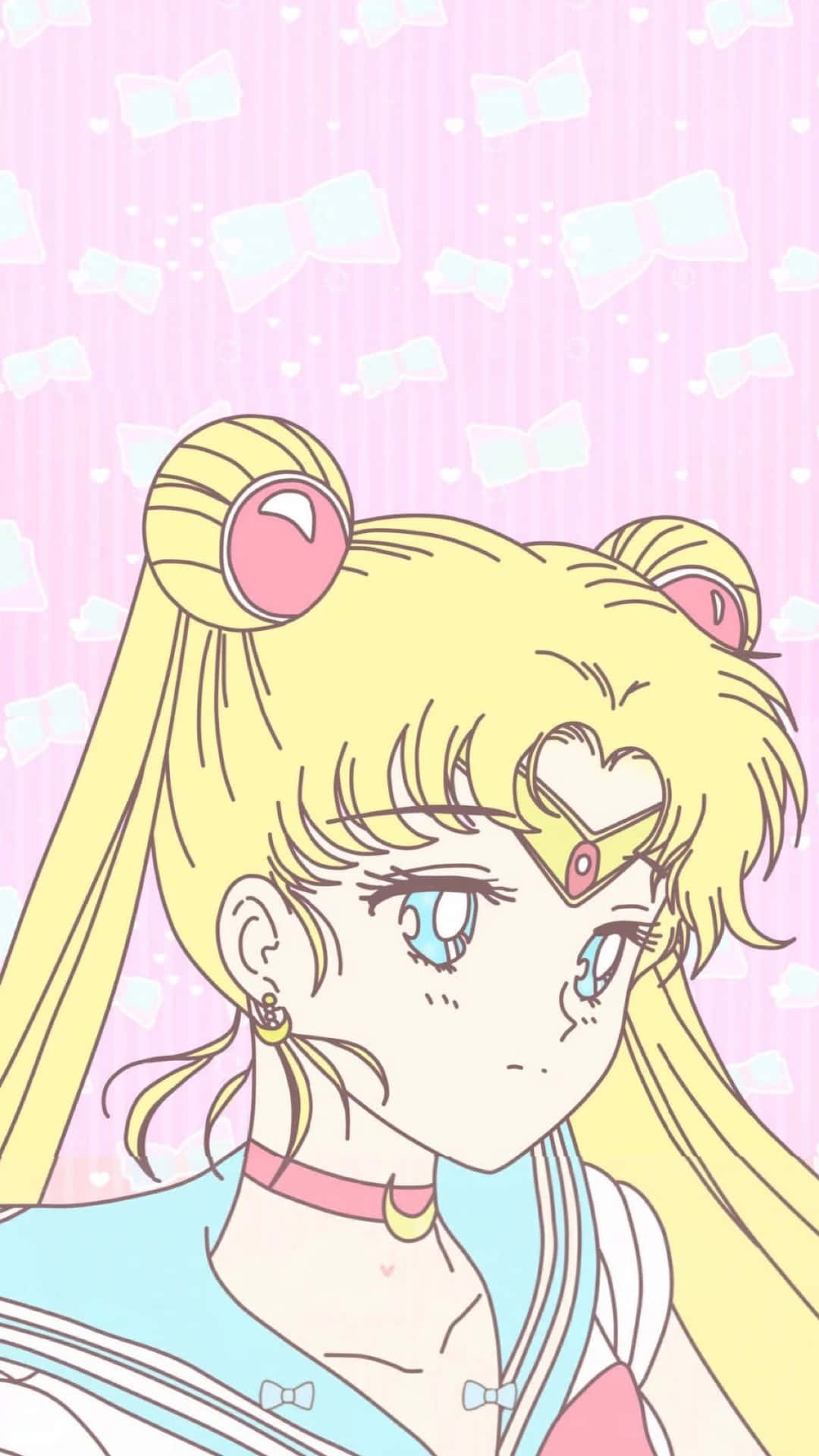 美學水手月亮粉嫩可愛 壁紙 — 金髮雙馬尾藍眼動漫女孩，在粉紅條紋背景上，溫柔地凝視著飄浮的蝴蝶結。