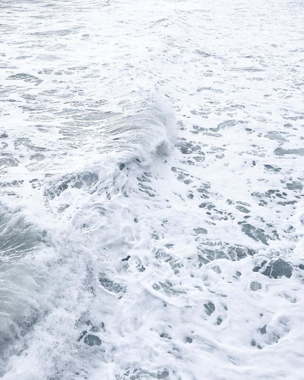 美學波浪 —— 沉浸於寧靜影像 壁紙 — 泡沫海浪在白色和灰色的冷色單色調色板中衝擊和旋轉。