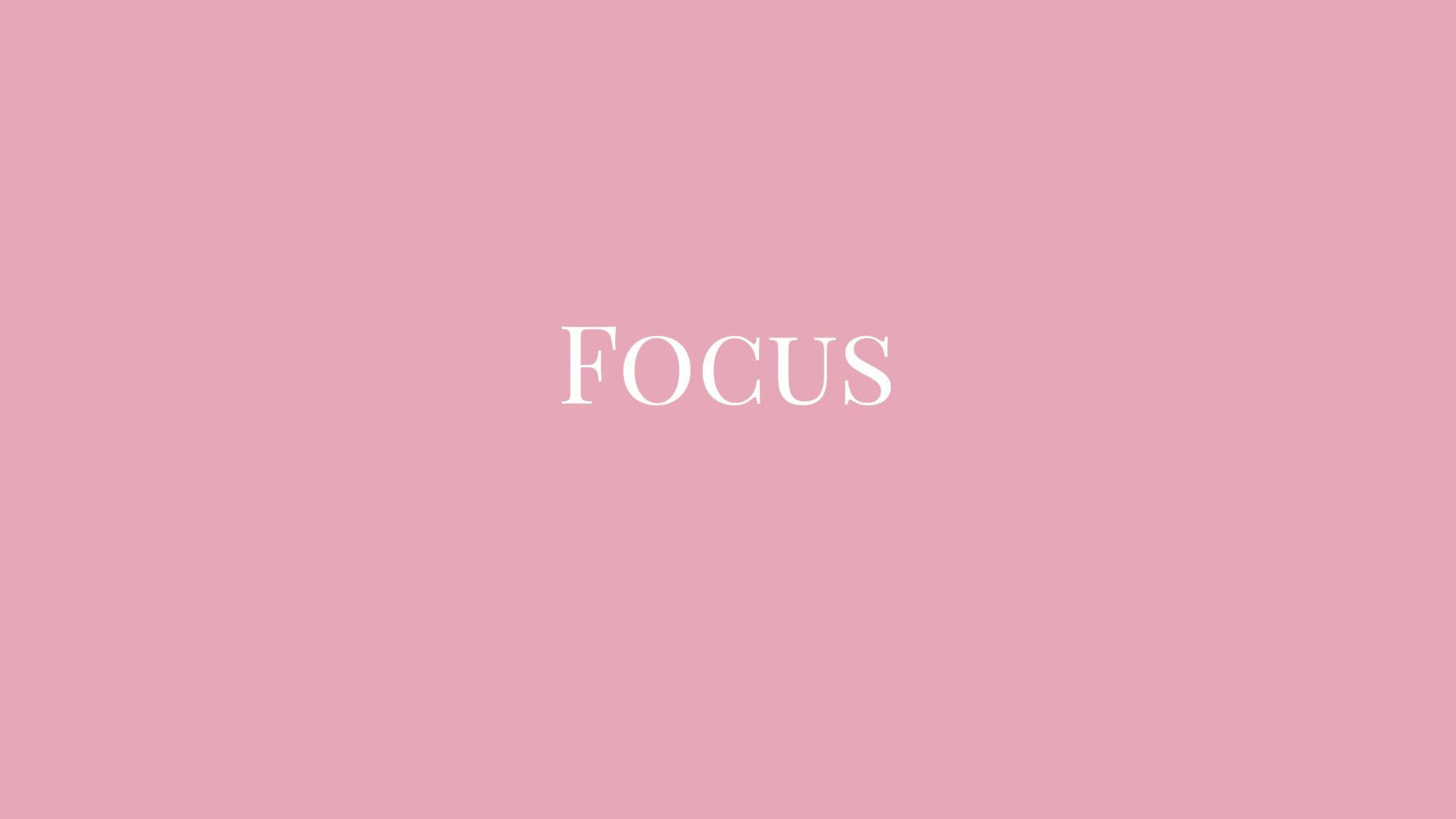 粉紅色背景上的白色文字「focus」。