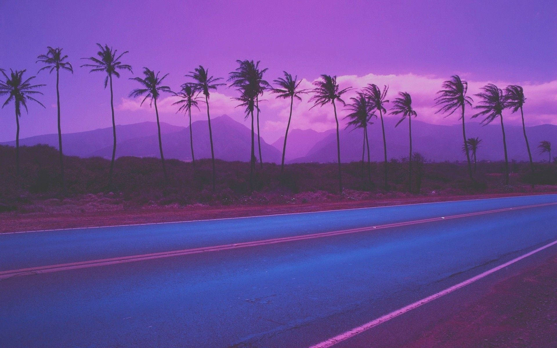 美學紫羅蘭鄉村風景 壁紙 — 一條發光的藍色高速公路在超現實的紫色暮色天空下，掠過棕櫚樹的剪影，遠處有山巒。