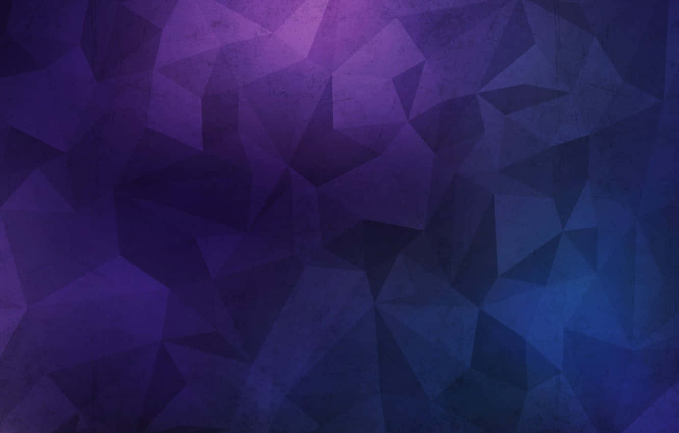 美學紫色紋理背景 壁紙 — 一款幾何抽象壁紙，帶有變化的紫色和藍色多邊形面，營造出紋理豐富的數碼藝術背景。