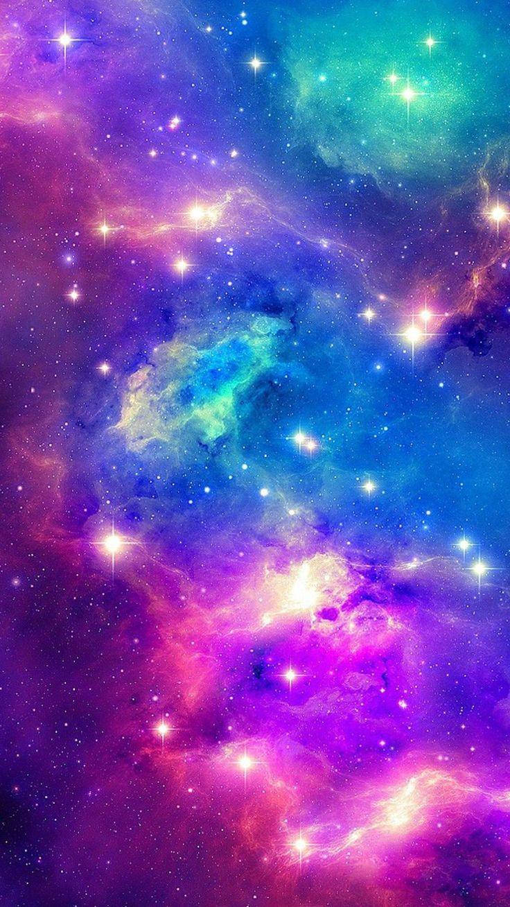 美學藍色星系 壁紙 — 充滿活力的宇宙星雲在紫色、藍色和藍綠色中旋轉，帶有發光的星星，背景是黑暗的太空。