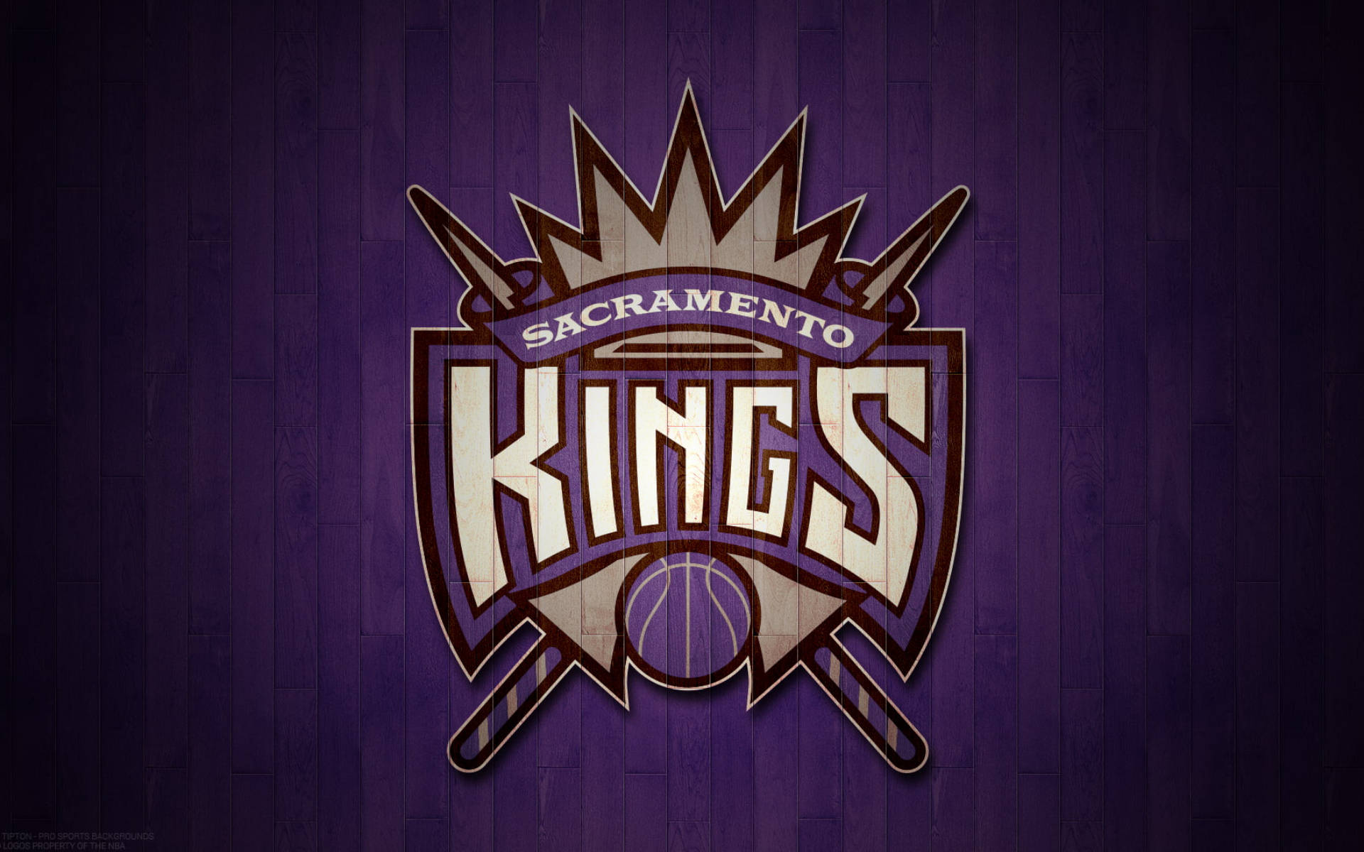 美學風格薩克拉門托國王隊標誌 壁紙 — Sacramento Kings 籃球標誌居中於帶有紋理的紫色木質背景上，設計有交叉劍和皇冠。