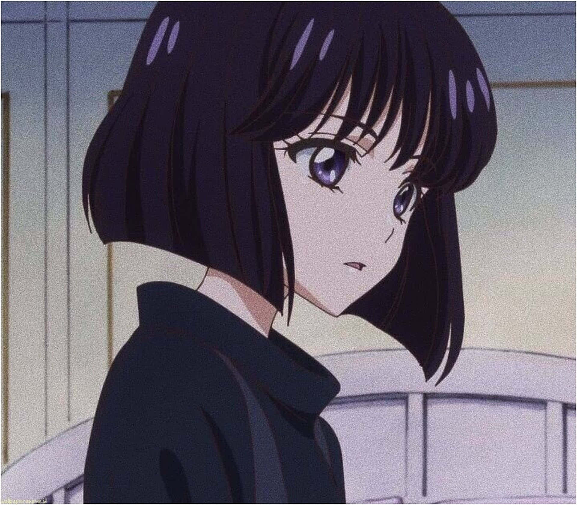 短黑髮紫眼動漫少女在室內回頭看。