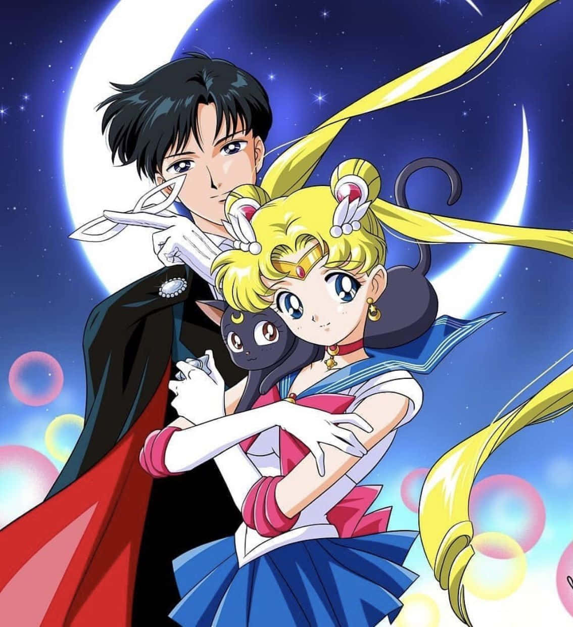 tuxedo mask 桌布 壁紙 — 美少女戰士和禮服蒙面俠在彎月下擁抱，貓咪露娜陪伴，周圍是星夜中發光的球體。