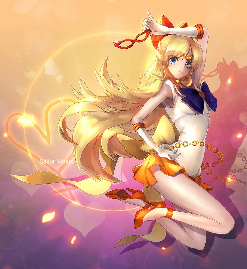 Sailor Venus 桌布 壁紙 — 美少女戰士金星在溫暖的金色和紫色漸變背景中，動感地擺出姿勢，發光的愛心圖案圍繞著她旋轉。