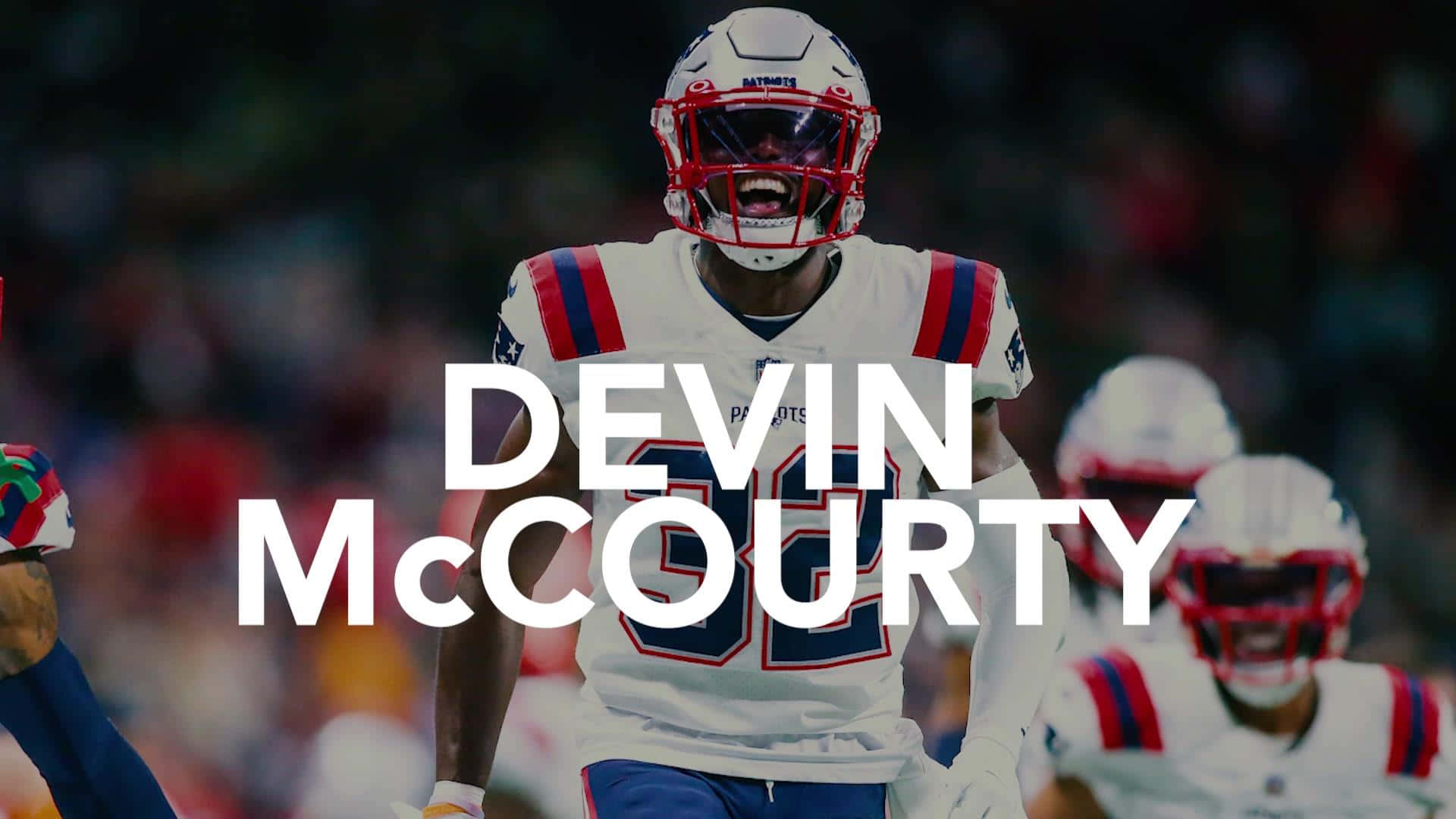 Devin Mccourty 桌布 壁紙 — 美式足球員 Devin McCourty 身穿白色愛國者隊球衣，配以紅藍色點綴，在球場燈光下慶祝。