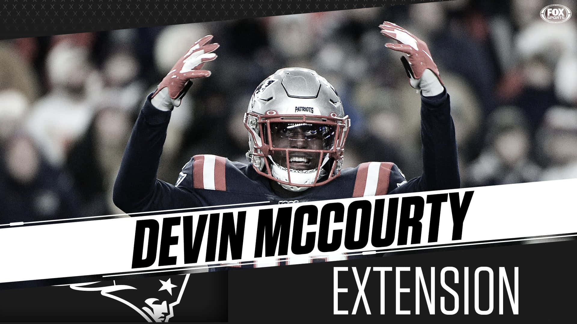 Devin Mccourty 桌布 壁紙 — 美式足球運動員 Devin McCourty 身穿愛國者隊裝備，在球場燈光下比賽中高舉雙臂慶祝。