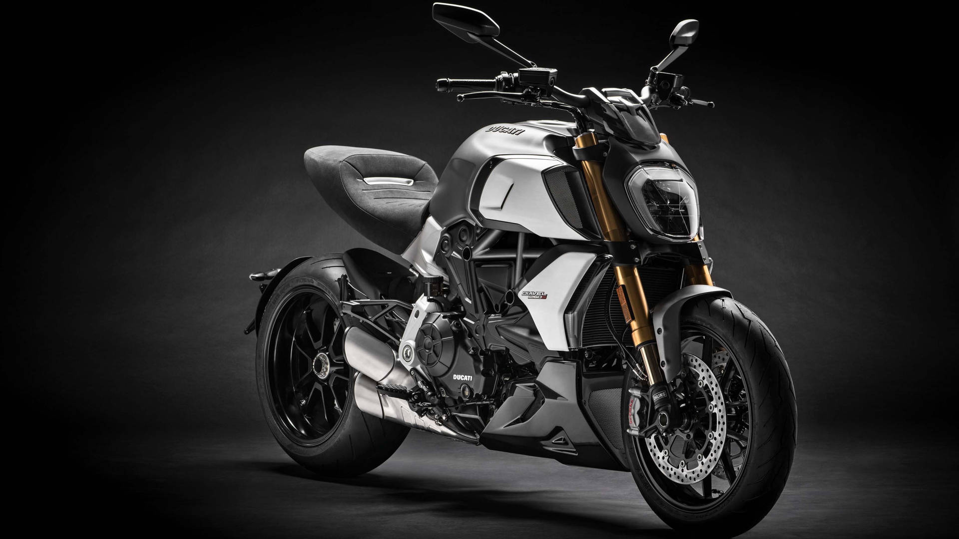 工作室燈光下的時尚銀色和金色Ducati電單車。