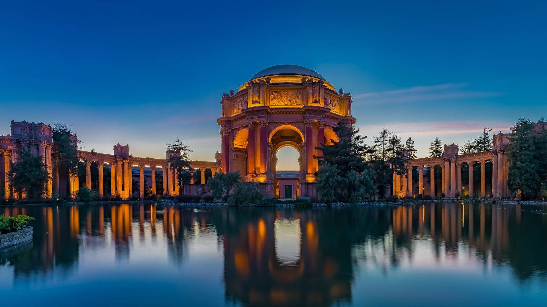黃昏時點亮的 Palace of Fine Arts，完美水面倒影