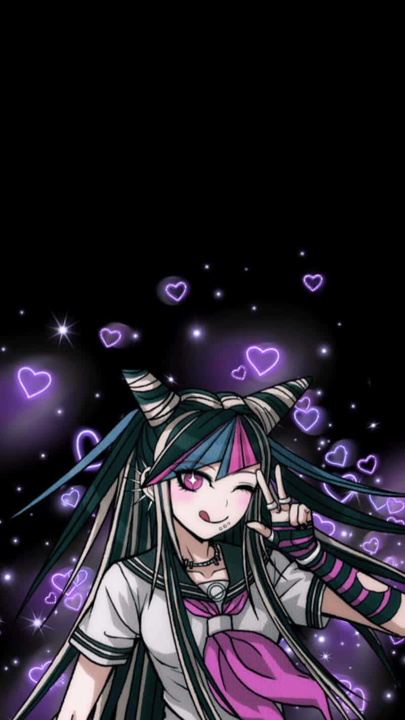 美袋千咲心形 Danganronpa 壁紙 — 一個開心的動漫女孩，擁有青綠色和粉紅色的頭髮，在星光閃爍的黑色背景前，被發光的紫色心形包圍著，眨著眼。