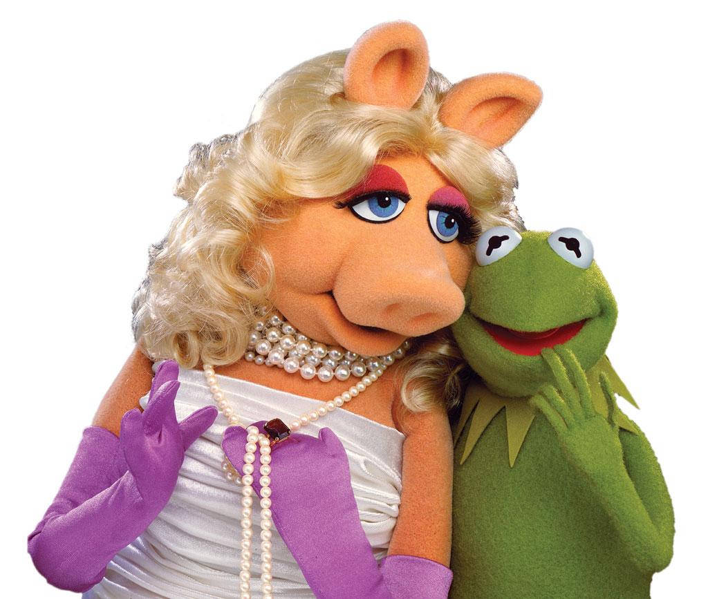美麗Miss Piggy與Kermit 壁紙 — 豬小姐身穿白色連衣裙和紫色手套，與青蛙柯密特在純白色背景前擺姿勢。