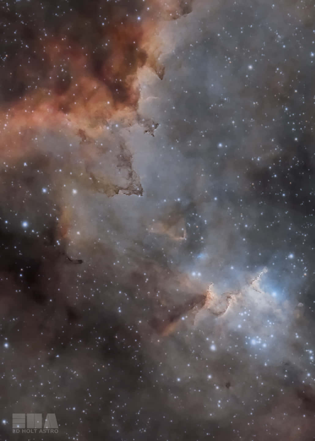 美麗北美洲星雲天文 壁紙 — 一個宇宙星雲在星空背景下旋轉，散發著橙色和藍色的發光氣體雲。