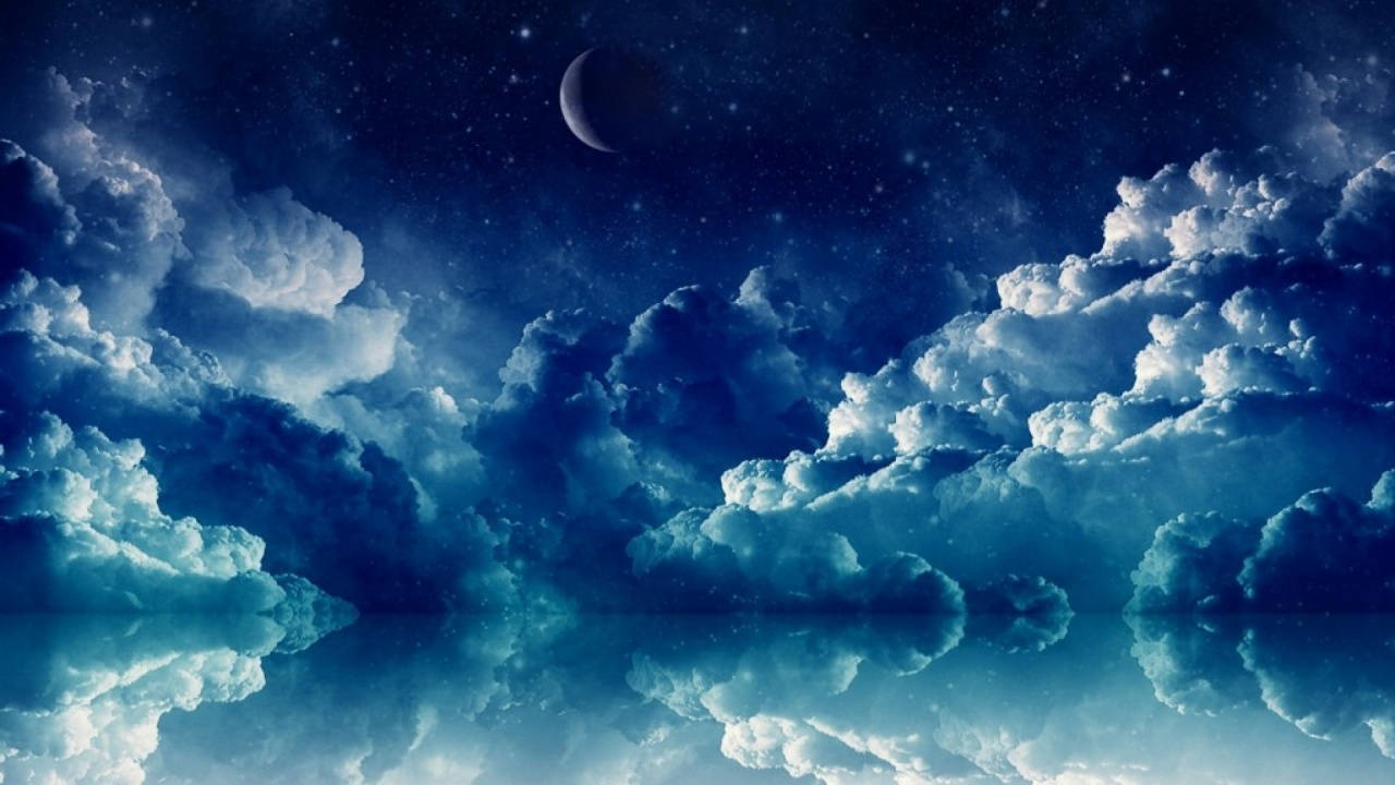 新月和星星倒映在戲劇性雲層下的平靜水面上。