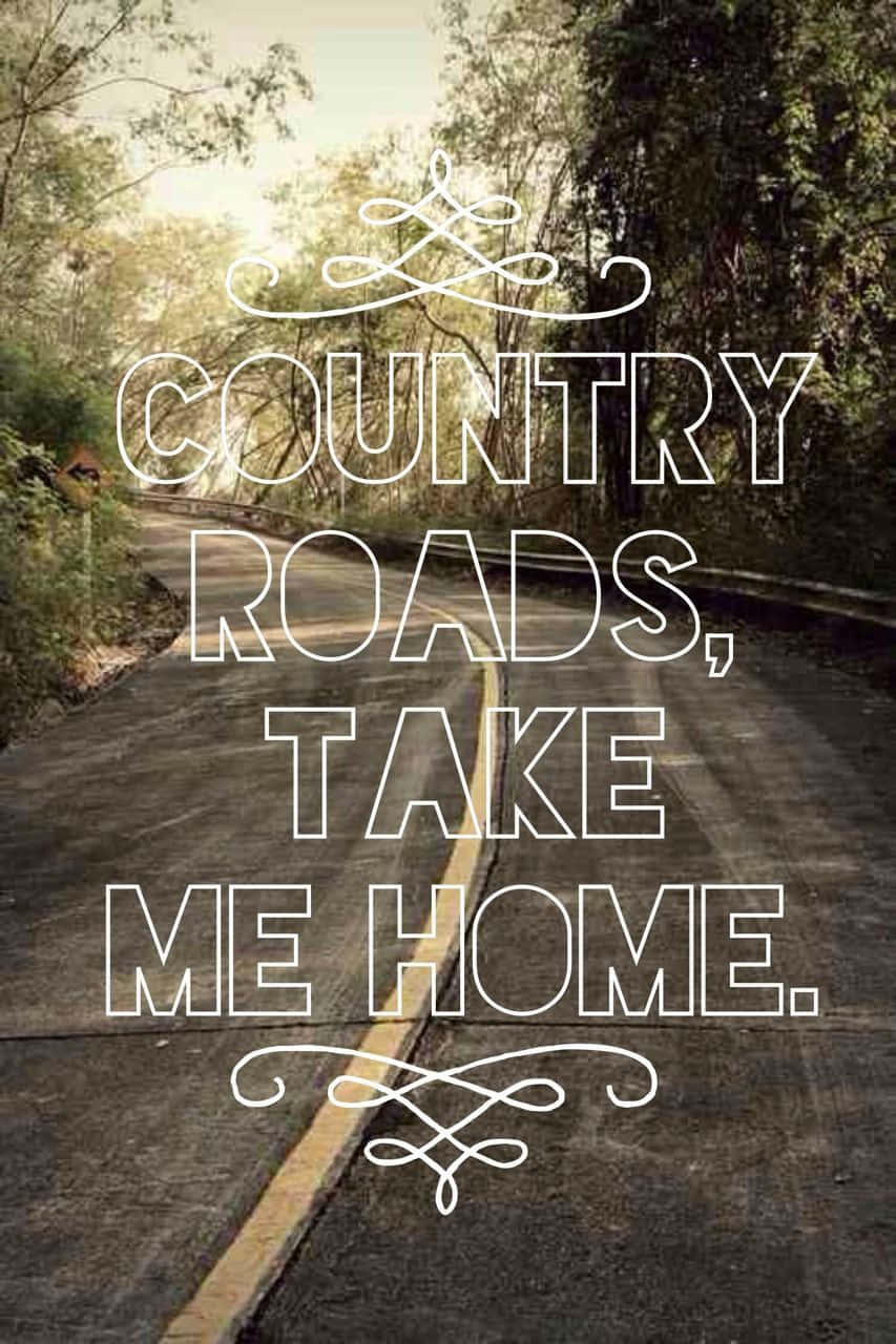 蜿蜒的鄉村道路穿過樹林，帶有country roads take me home文字。
