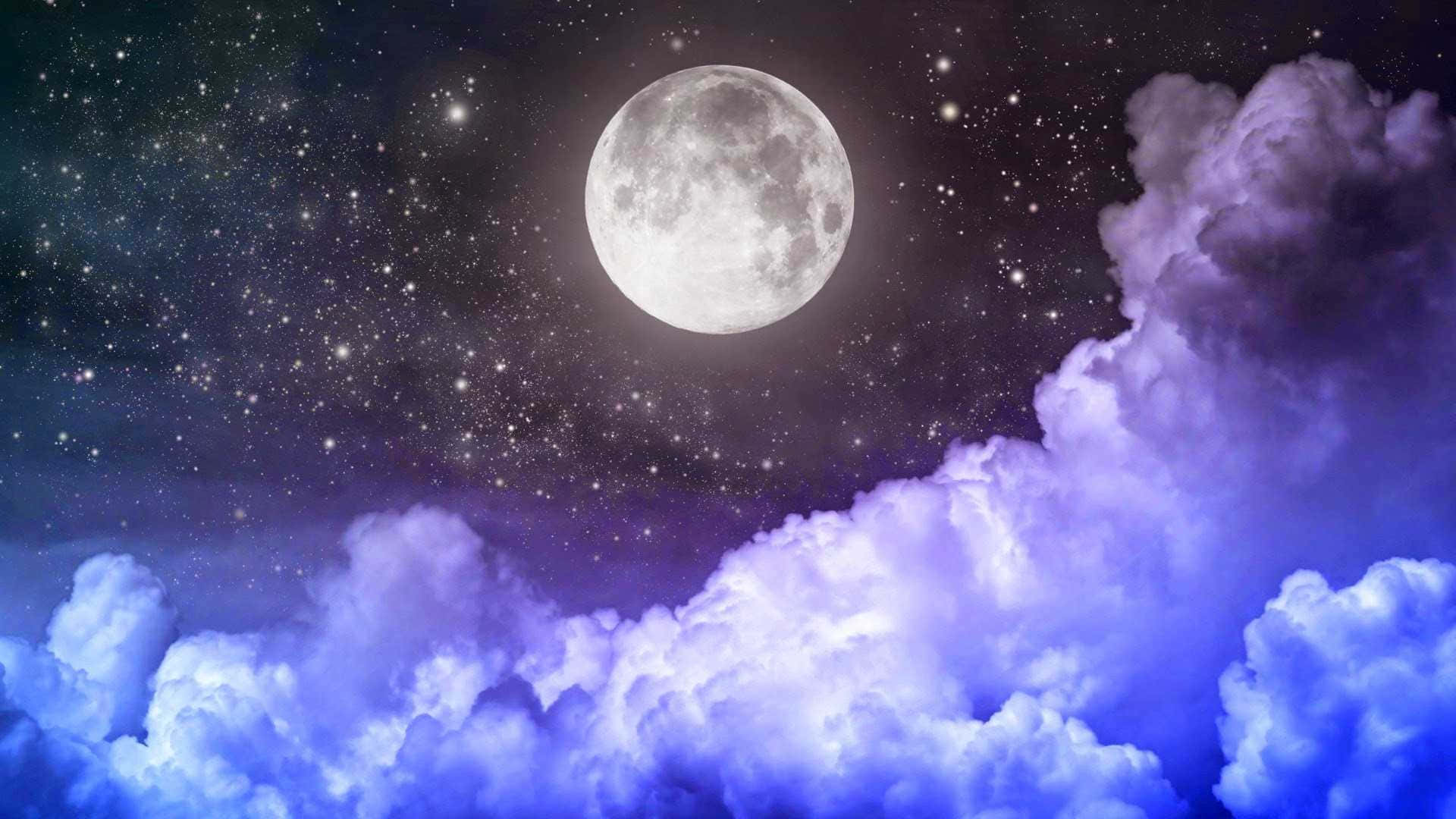 滿月在繁星點點的夜空下，穿過紫色和藍色的雲層閃耀。
