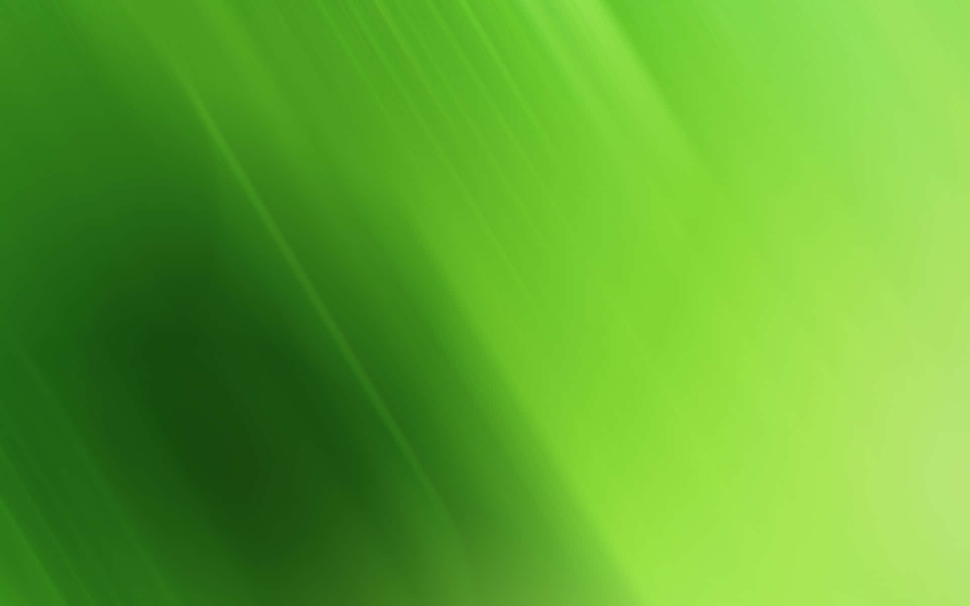 美麗寧靜的祖母綠背景 壁紙 — 充滿活力的綠色漸變，帶有柔和的對角光線條紋，營造出流暢的抽象動態模糊效果。