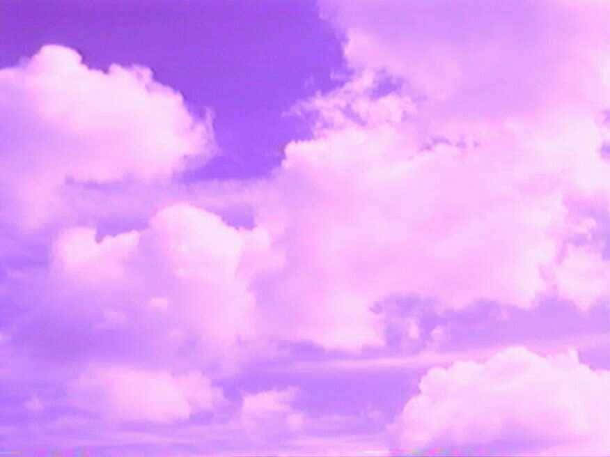 粉紫色和粉紅色的雲朵漂浮在寧靜的天空中。