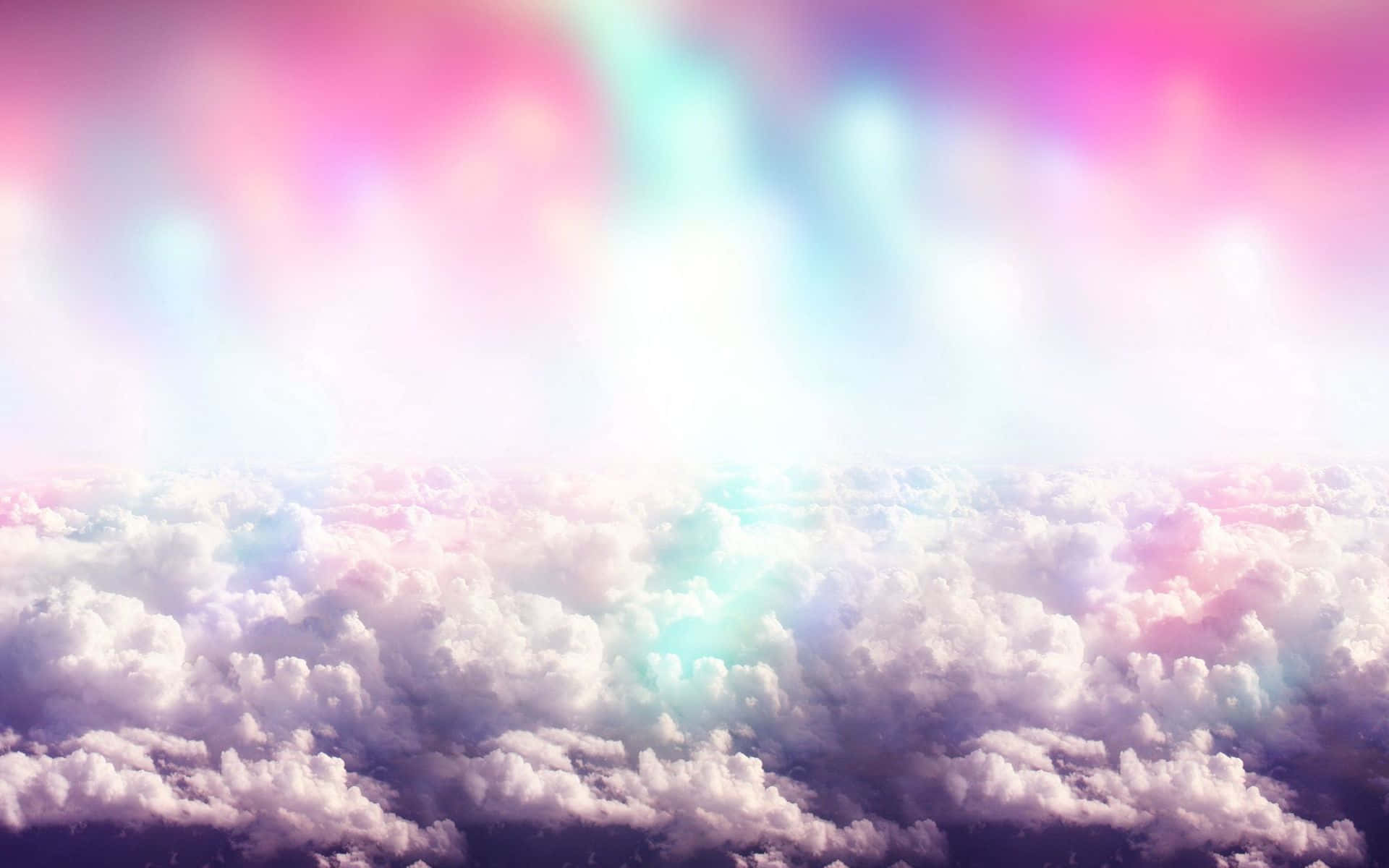從上方散發柔和光芒的粉彩色雲朵。
