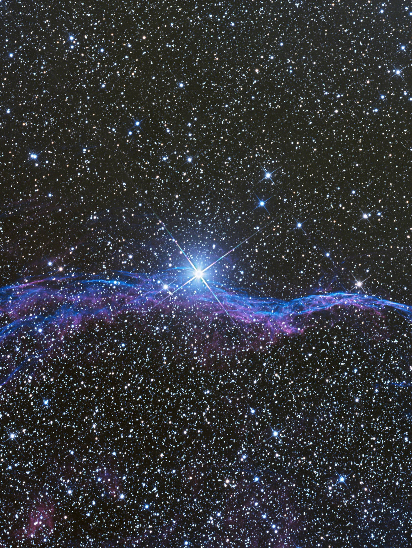 一個宇宙場景，包含發光的星雲和深空中無數的星星。