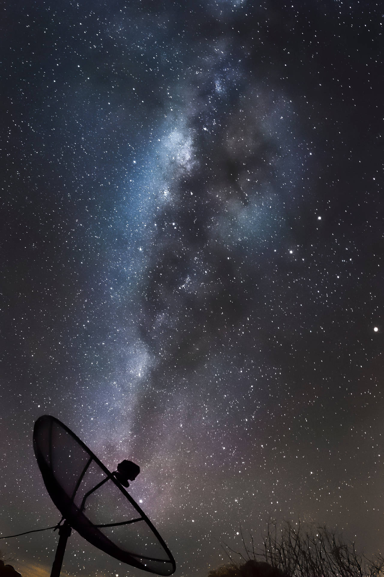 衛星天線指向繁星夜空中的銀河系。