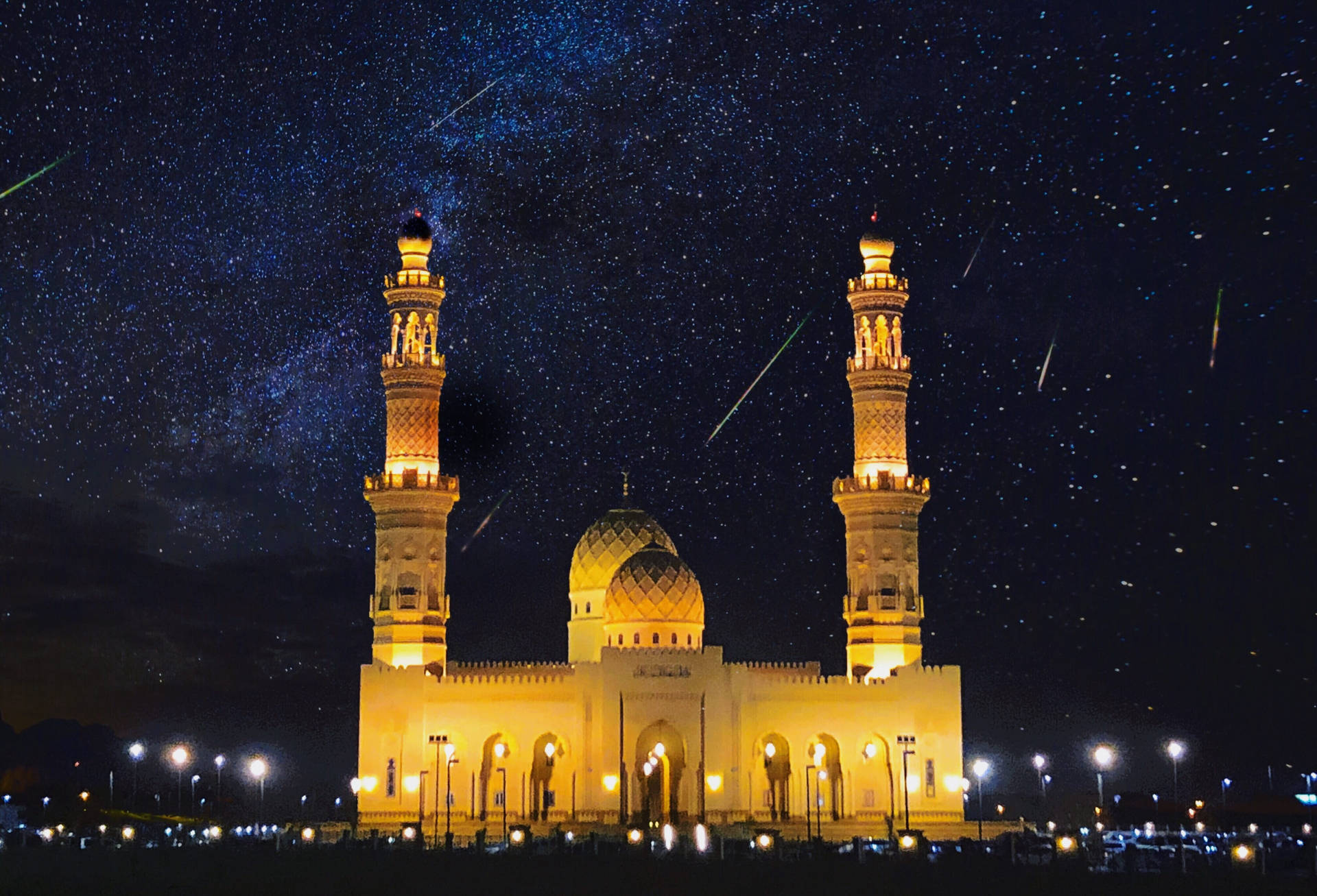 一座美麗燈光下的清真寺，星空夜空中有流星劃過。