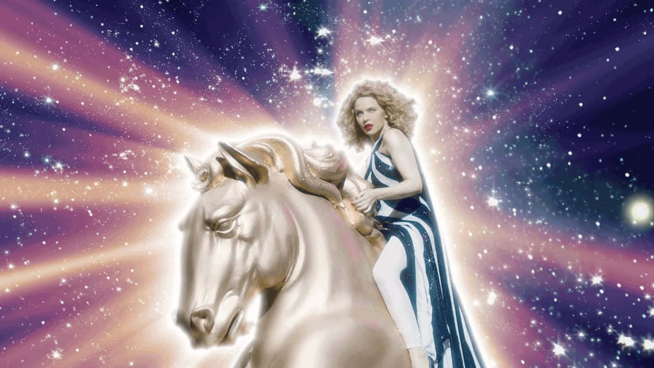 穿著條紋長袍的女士騎著金馬，背景是星空宇宙。