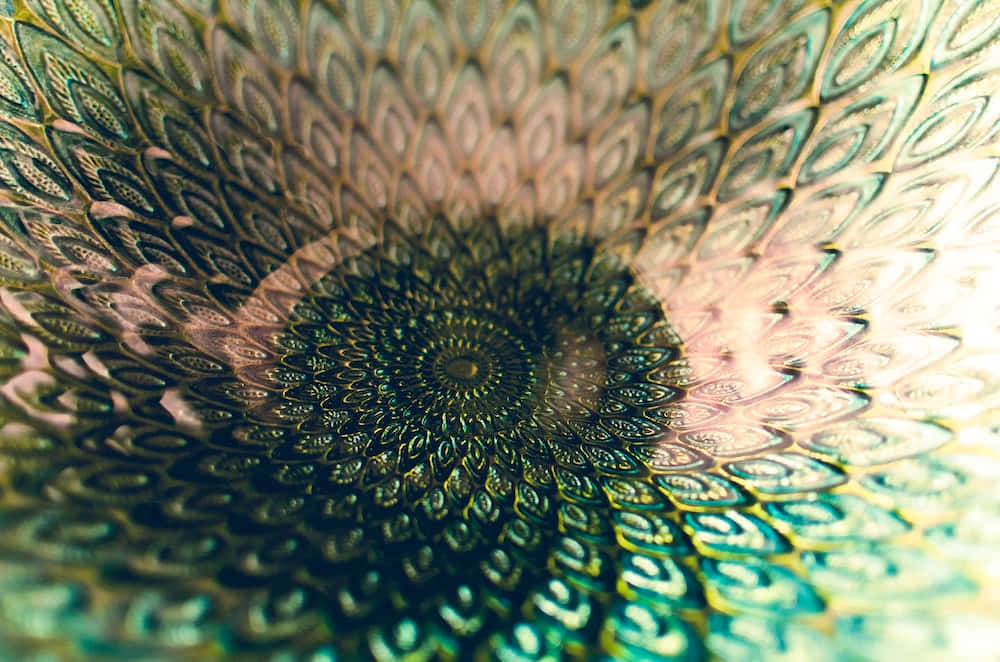 帶有青綠色和金色孔雀羽毛圖案的玻璃碗。