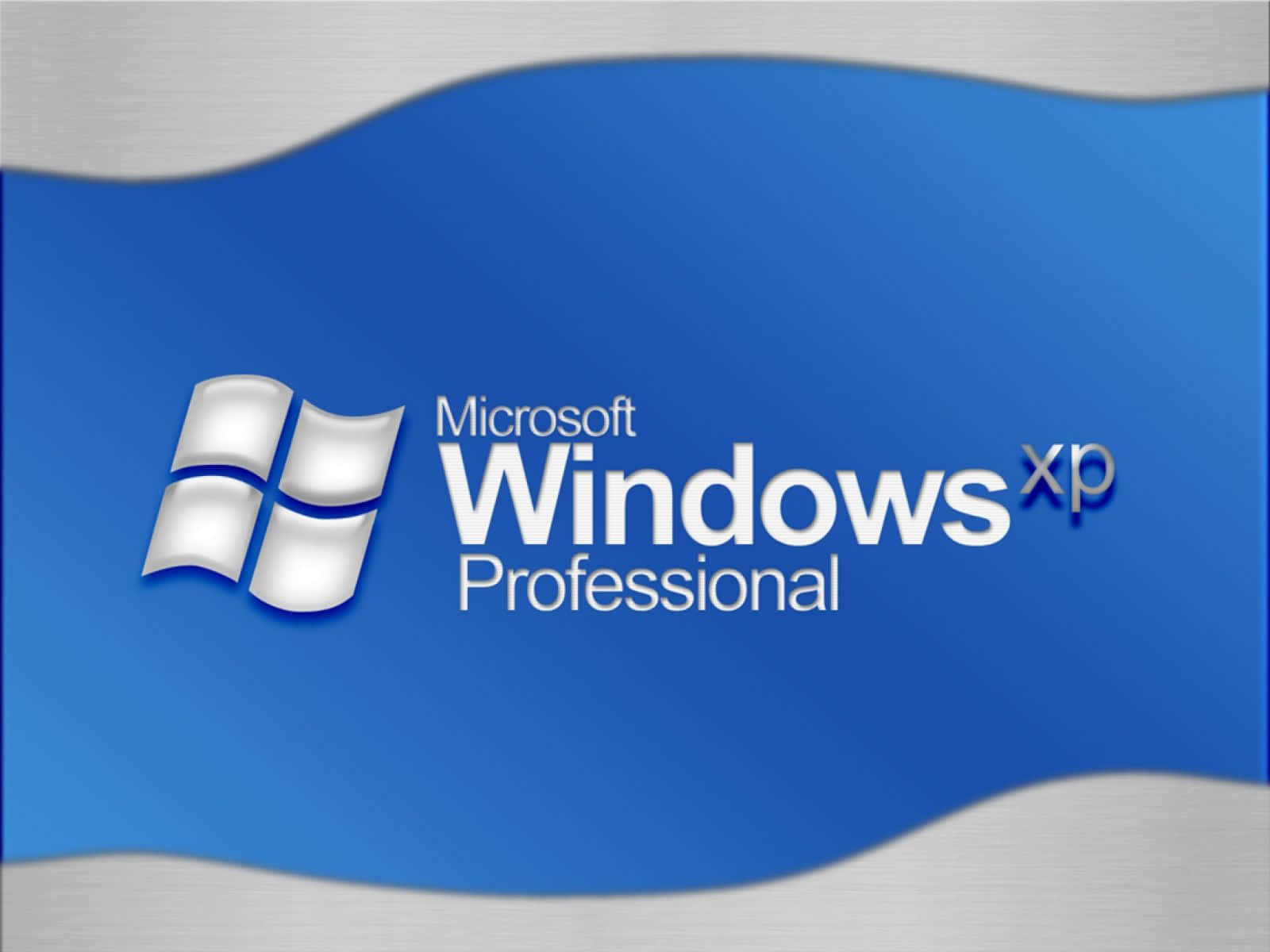 美麗的 Windows XP 桌面 壁紙 — Microsoft Windows XP Professional 標誌居中於帶有拉絲金屬裝飾的藍色波浪背景上。