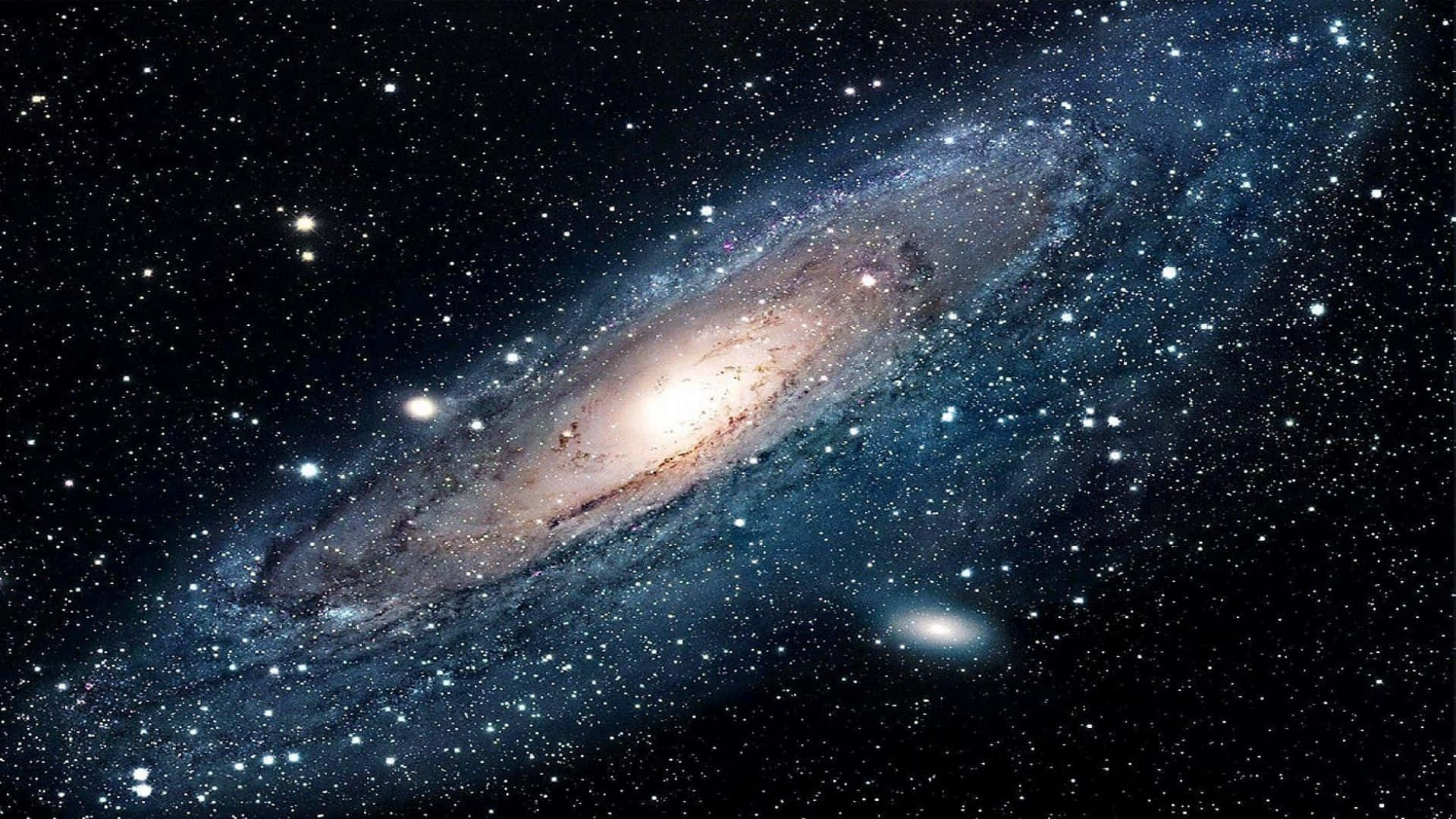 美麗的全高清背景 壁紙 — 一個令人嘆為觀止的螺旋星系，在繁星點點的宇宙虛空中閃耀著金色和藍色的光芒。