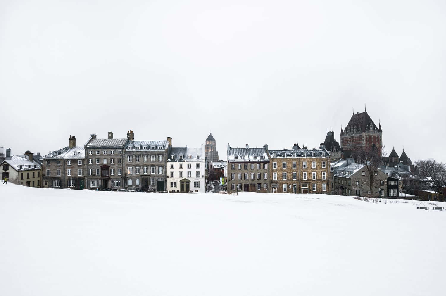 冬季景觀中白雪覆蓋的歷史建築和城堡。